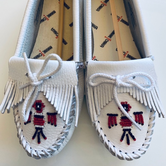 BNWB MINNETONKA WHITE LEATHER SIZE 6 WOMEN’S - Picture 4 of 10